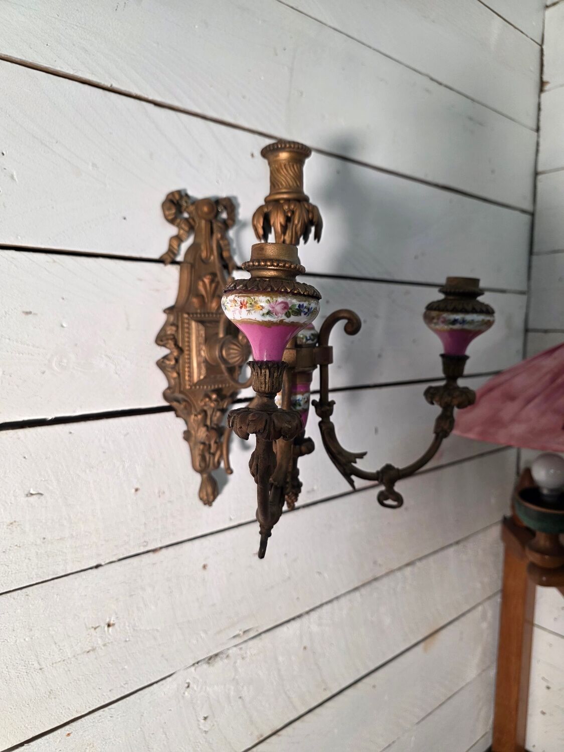 Wall light with 3 flames in bronze and porcelain in Louis XVI style.