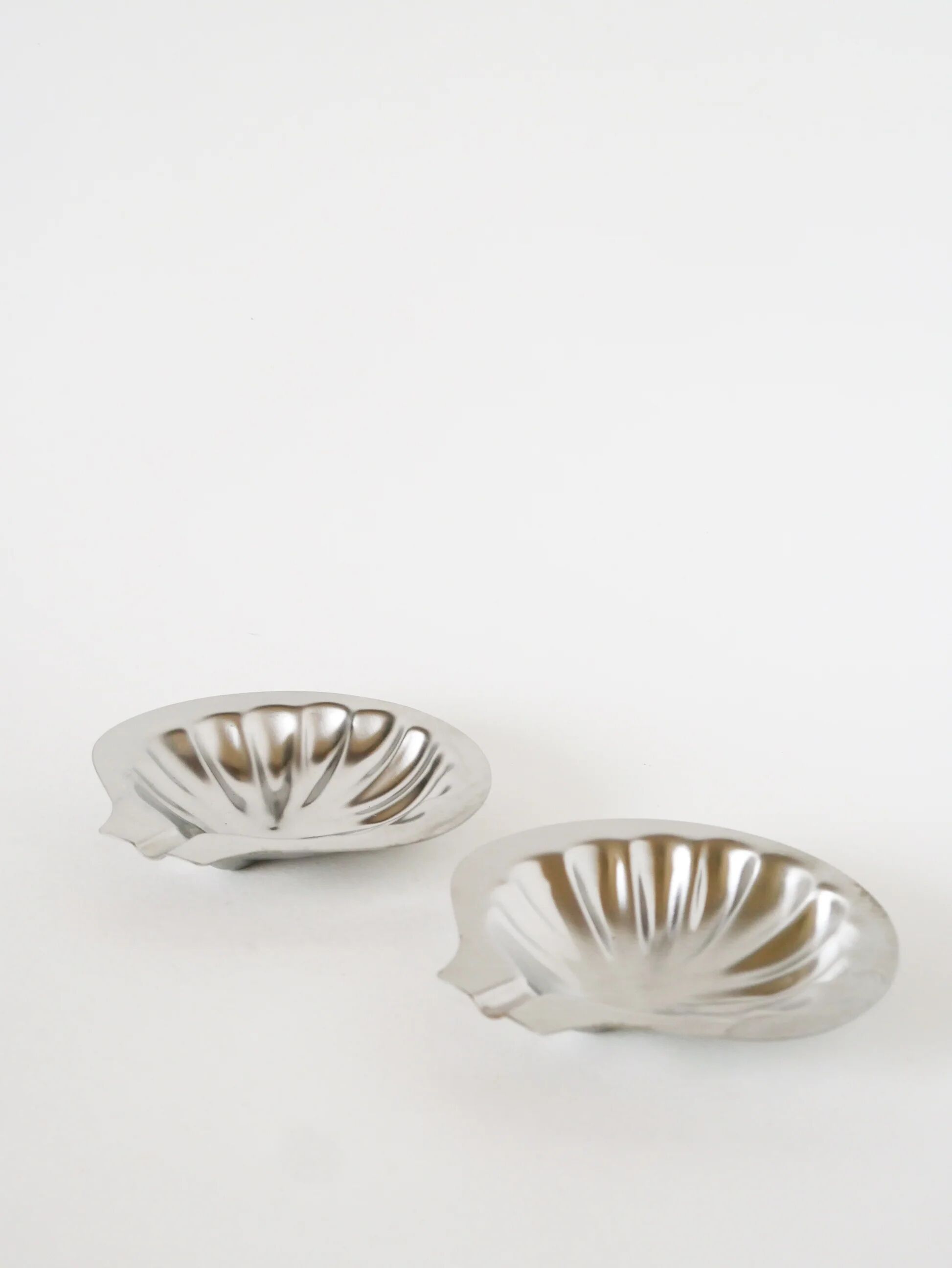Paire de vide-poches coquillages en inox, design, 1970