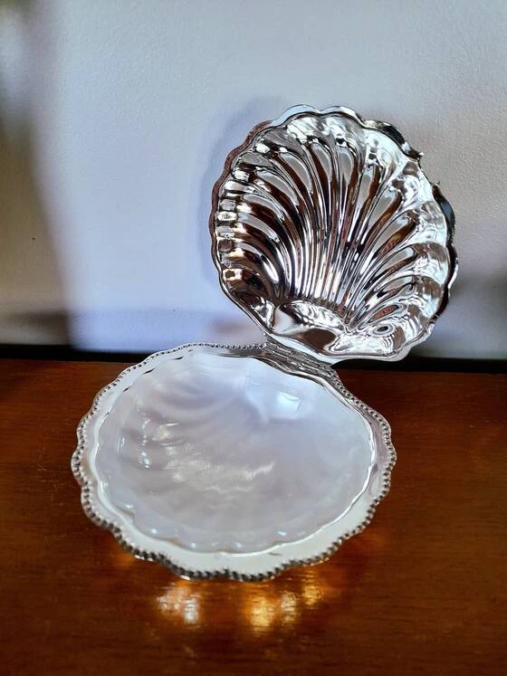 Shell-shaped butter dish in stainless steel