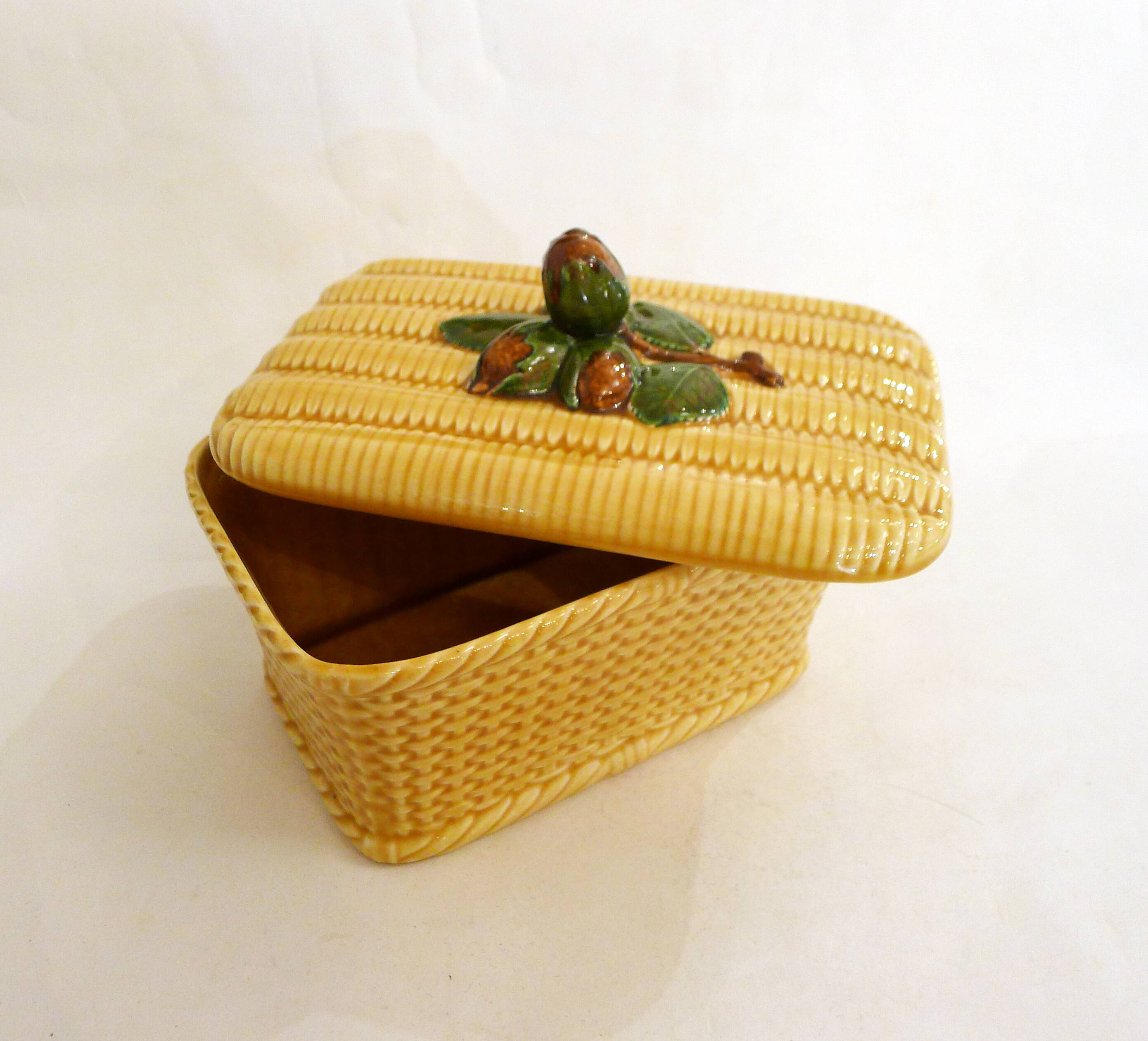 Boite barbotine Panier de noisettes Gien 1960'