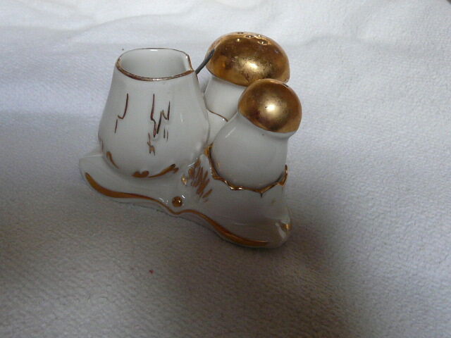 Salière poivrière et moutardier en porcelaine de Limoges forme champignons
