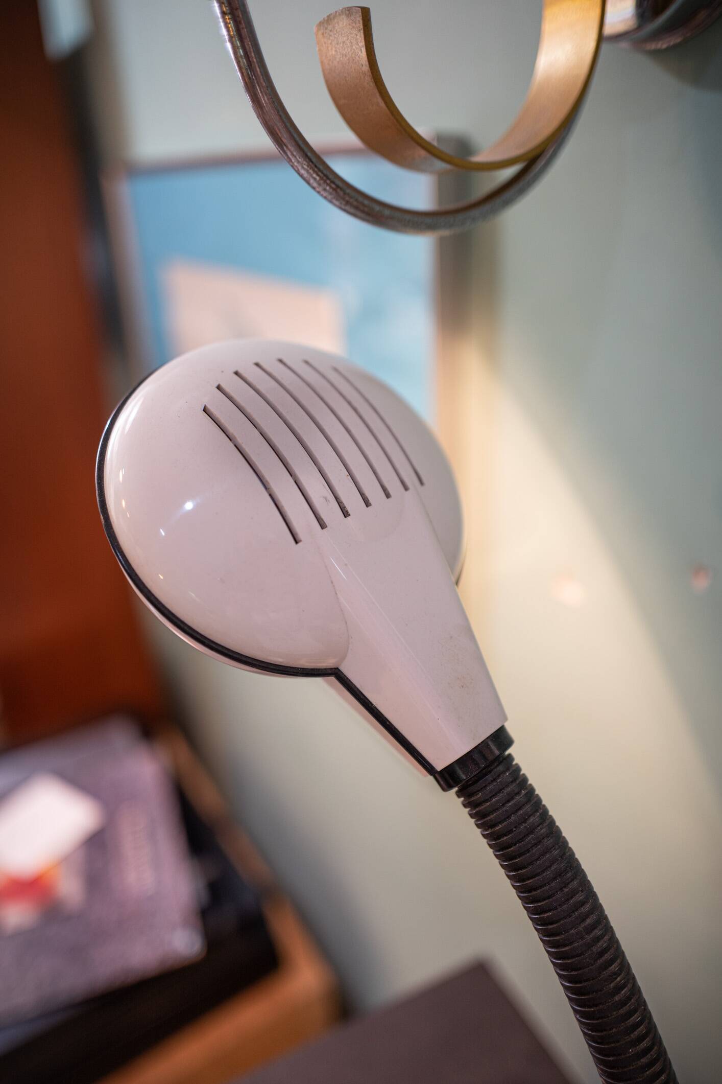 Rabbit Tanaka Gooseneck desk lamp, black and white by Kyoji Tanaka 1985, Hong Kong.