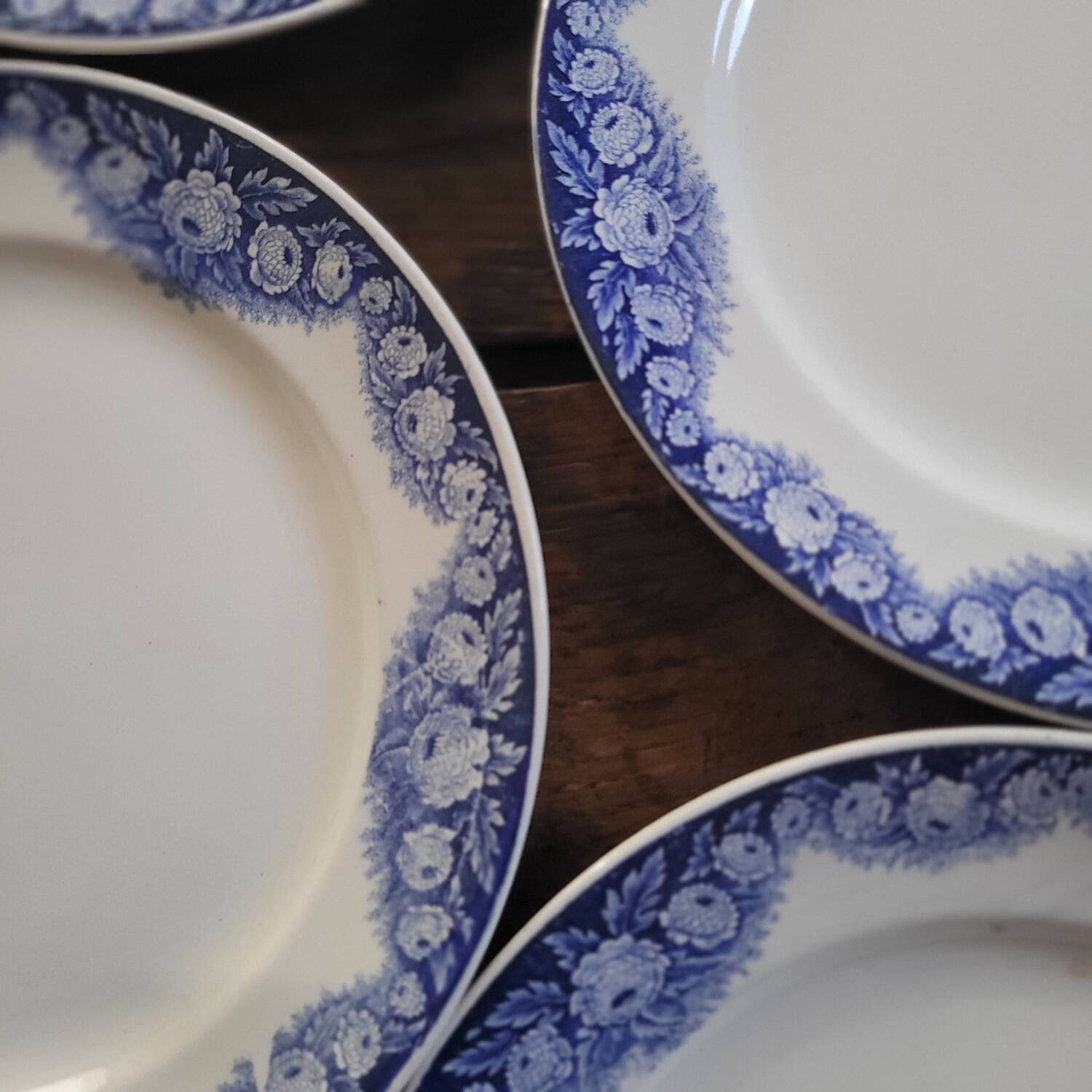 4 assiettes Boch Frères La Louvière – modèle Elvire – décor floral ble