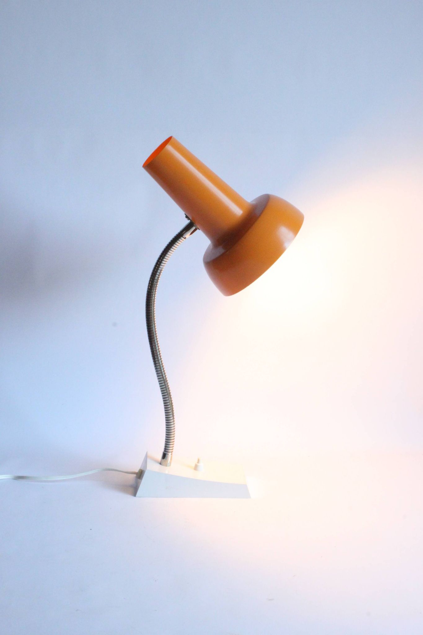 Lampe de bureau en métal orange par Sis Leuchten, Allemagne 1960