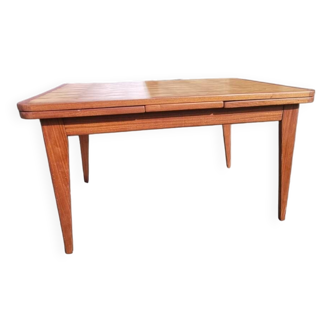 Rectangular extendable table