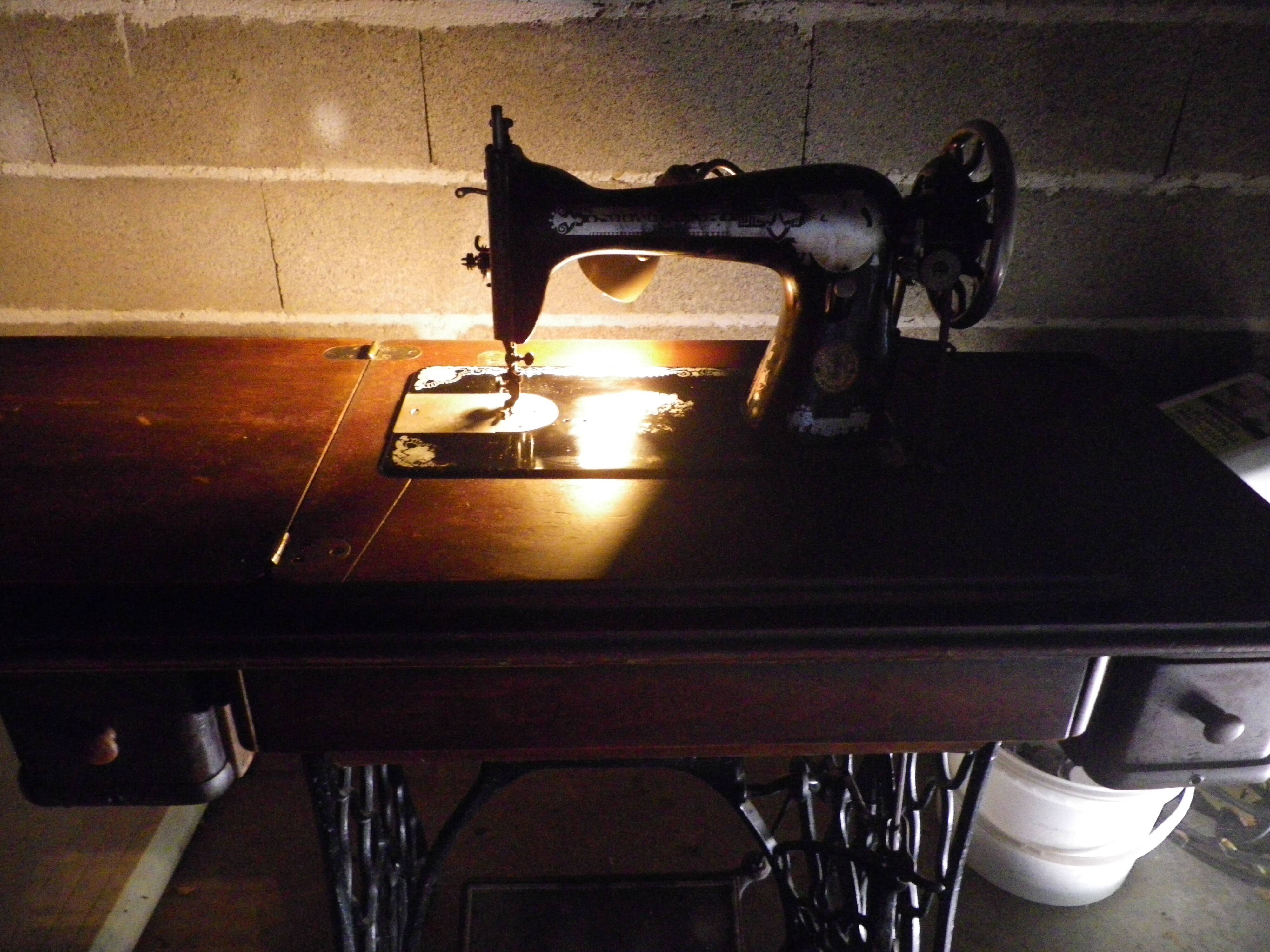 Singer sewing machine, 1928