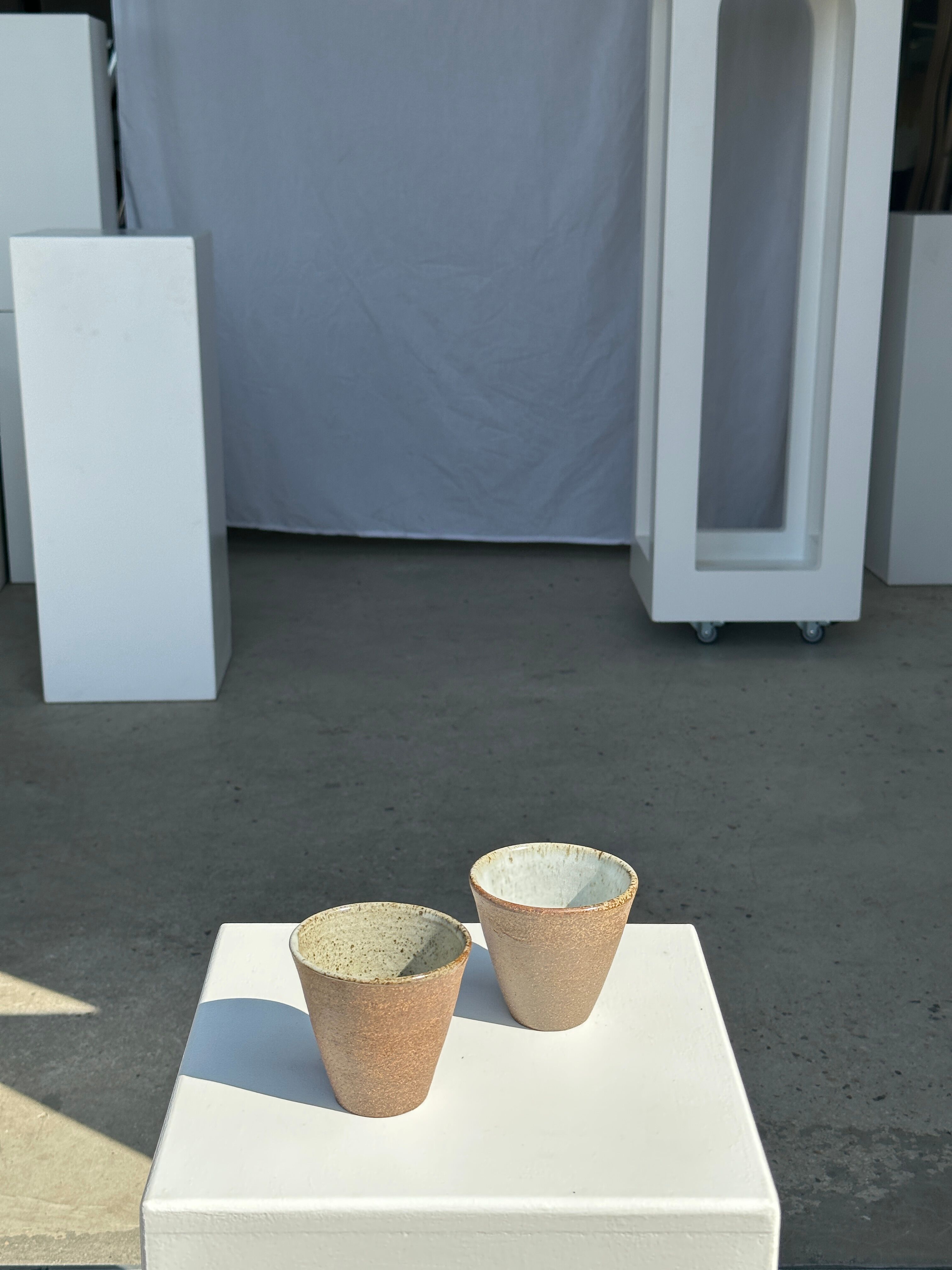 Lot de 2 tasses / mug en céramique indonésienne (mat brun)