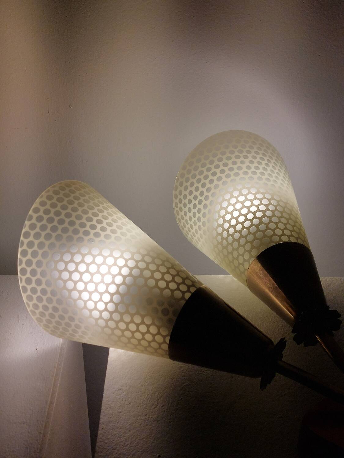 Vintage wall lamp from the 1950s in brass with flower decoration.