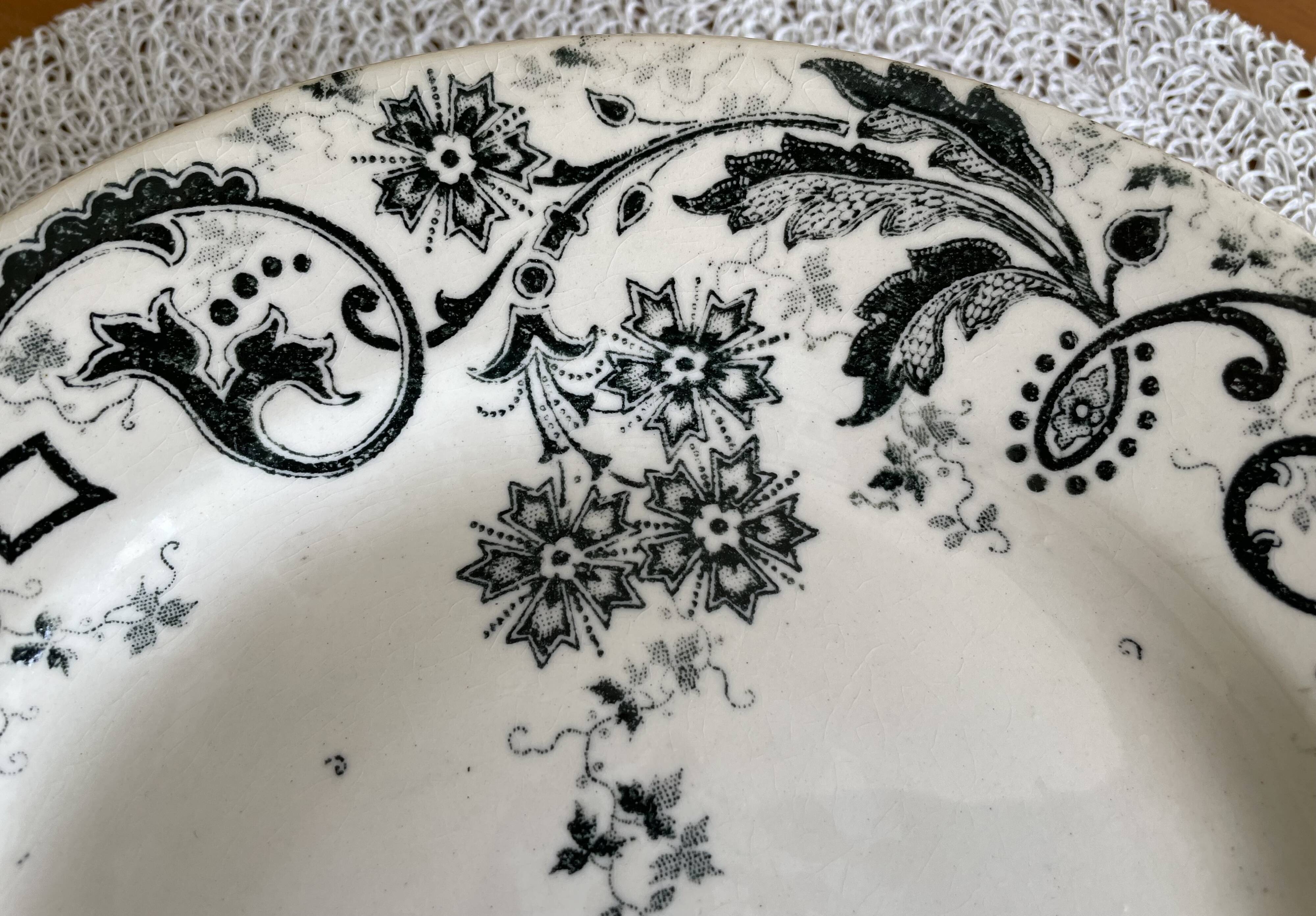 Plat à mignardises ancien sur piedouche en faïence de Choisy-le-Roi