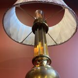 Lamp base in gilded brass, oval silk lampshade with a checkered pattern in burgundy.