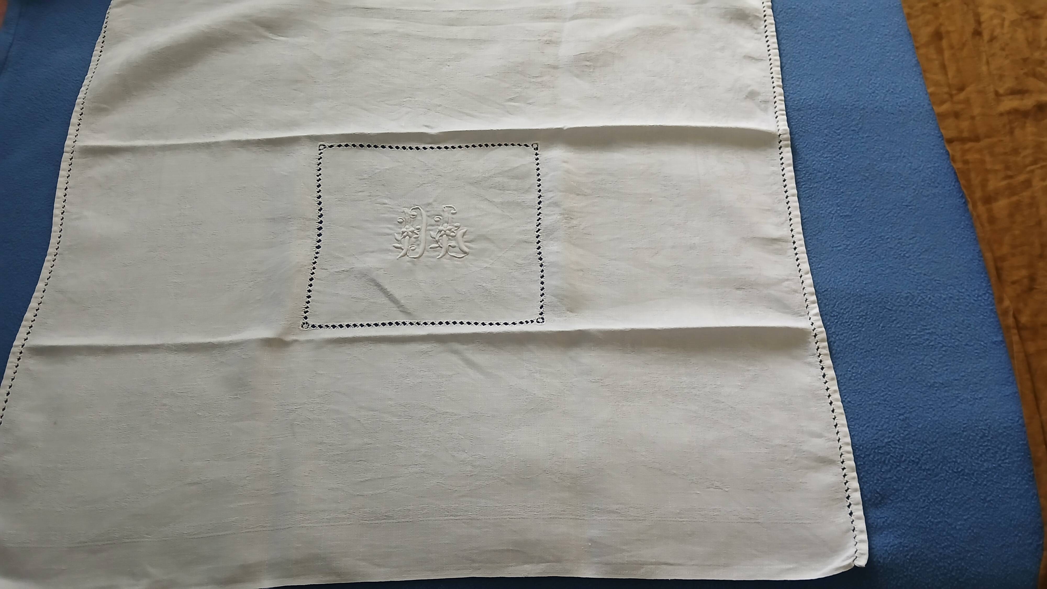 Nappe ancienne brodée et 12 serviettes