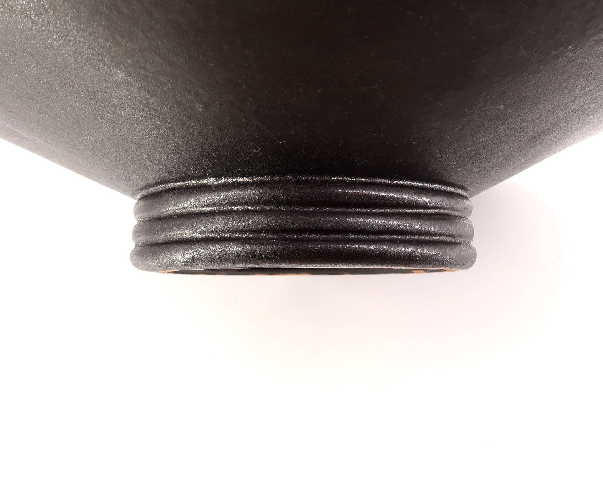 Centre de table noir en céramique sur pied, La Bergerie Vallauris