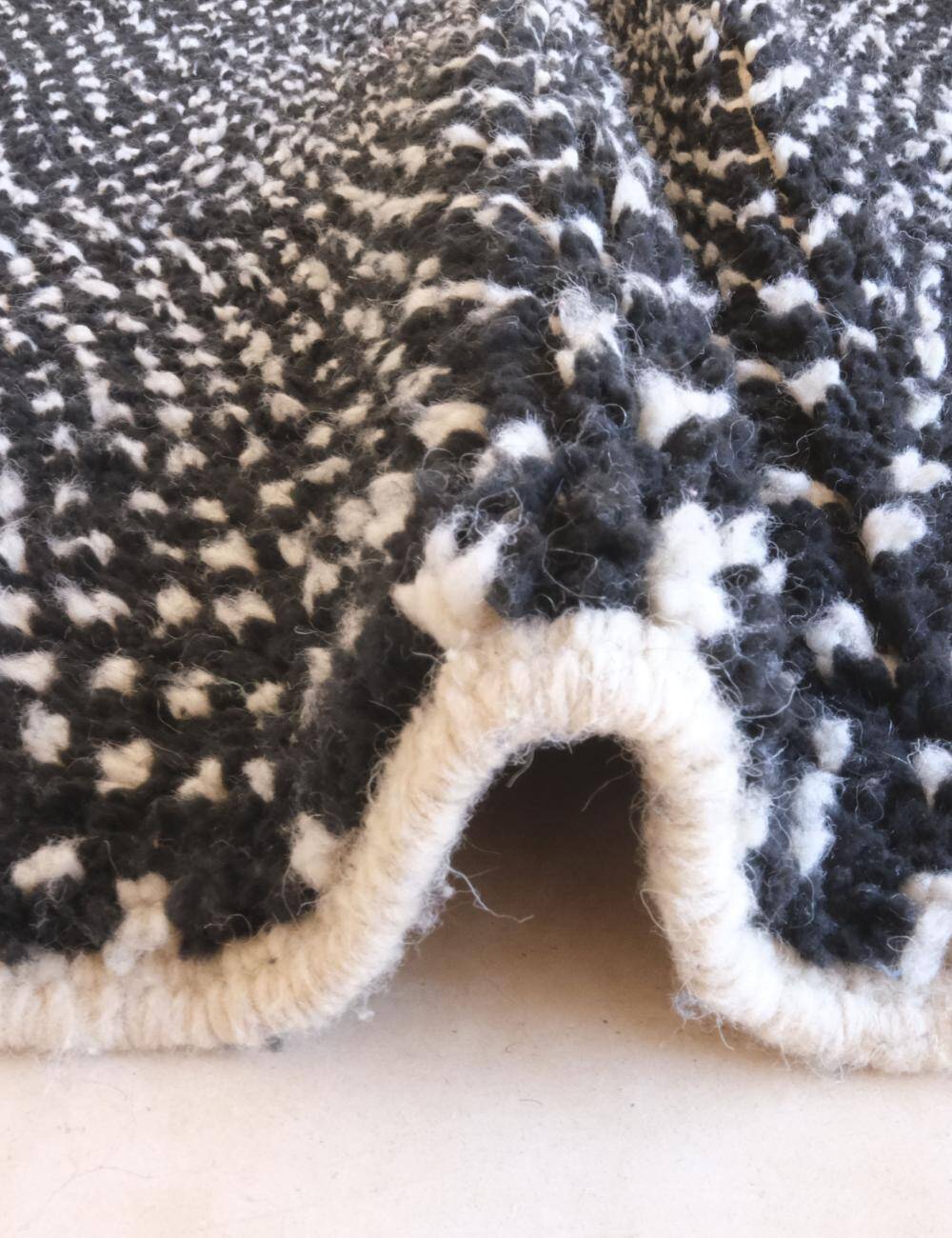 Tapis Noir à pois - 304 x 225 cm