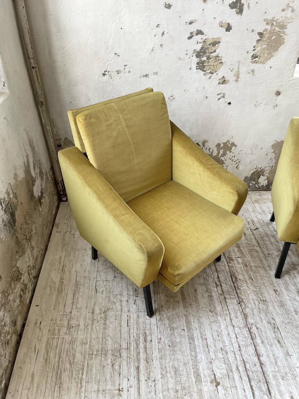 Paire de chauffeuses fauteuils vintage velours jaune