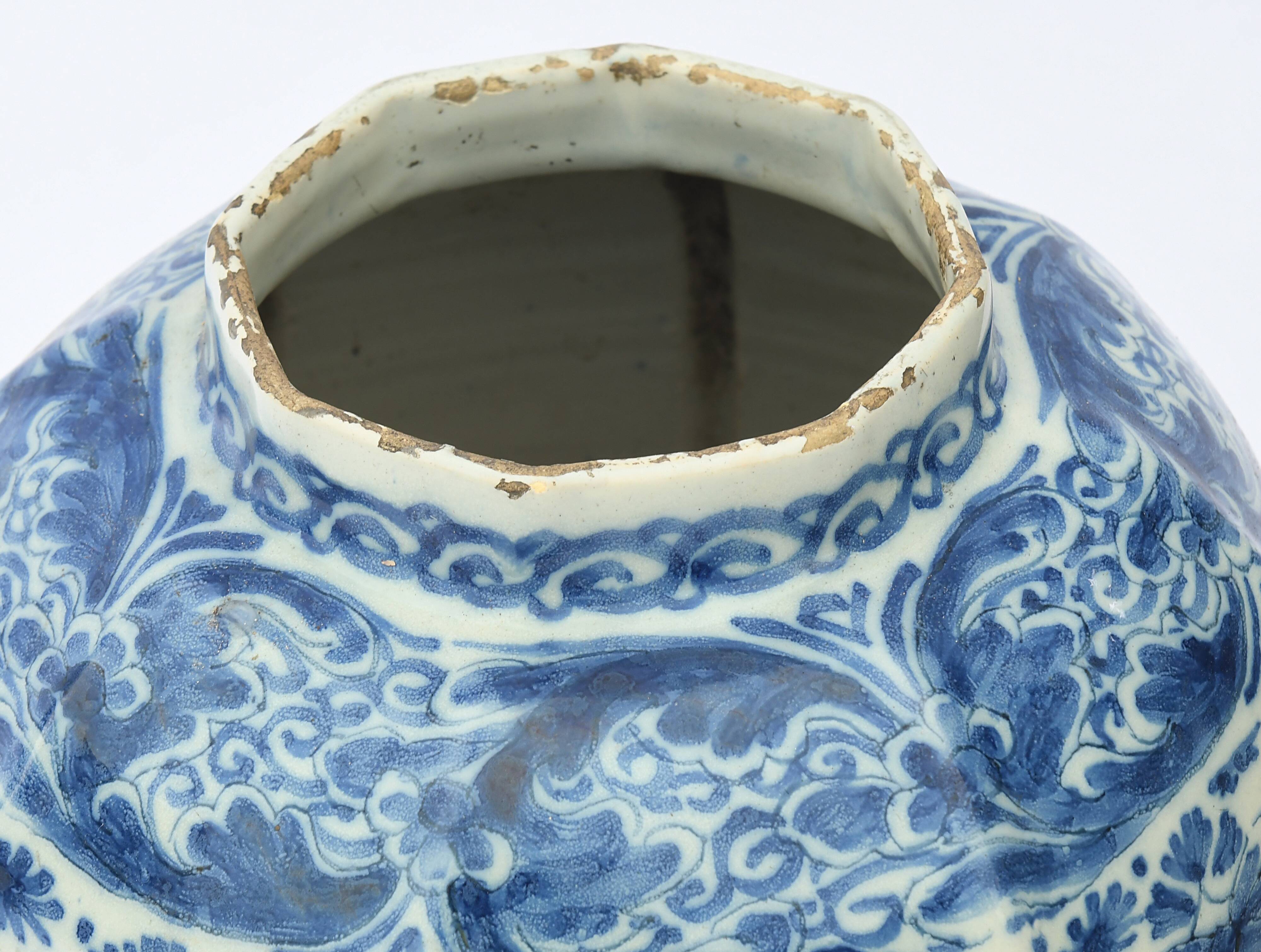 Vase en faïence à décor blanc-bleu d'oiseaux
