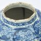 Vase en faïence à décor blanc-bleu d'oiseaux