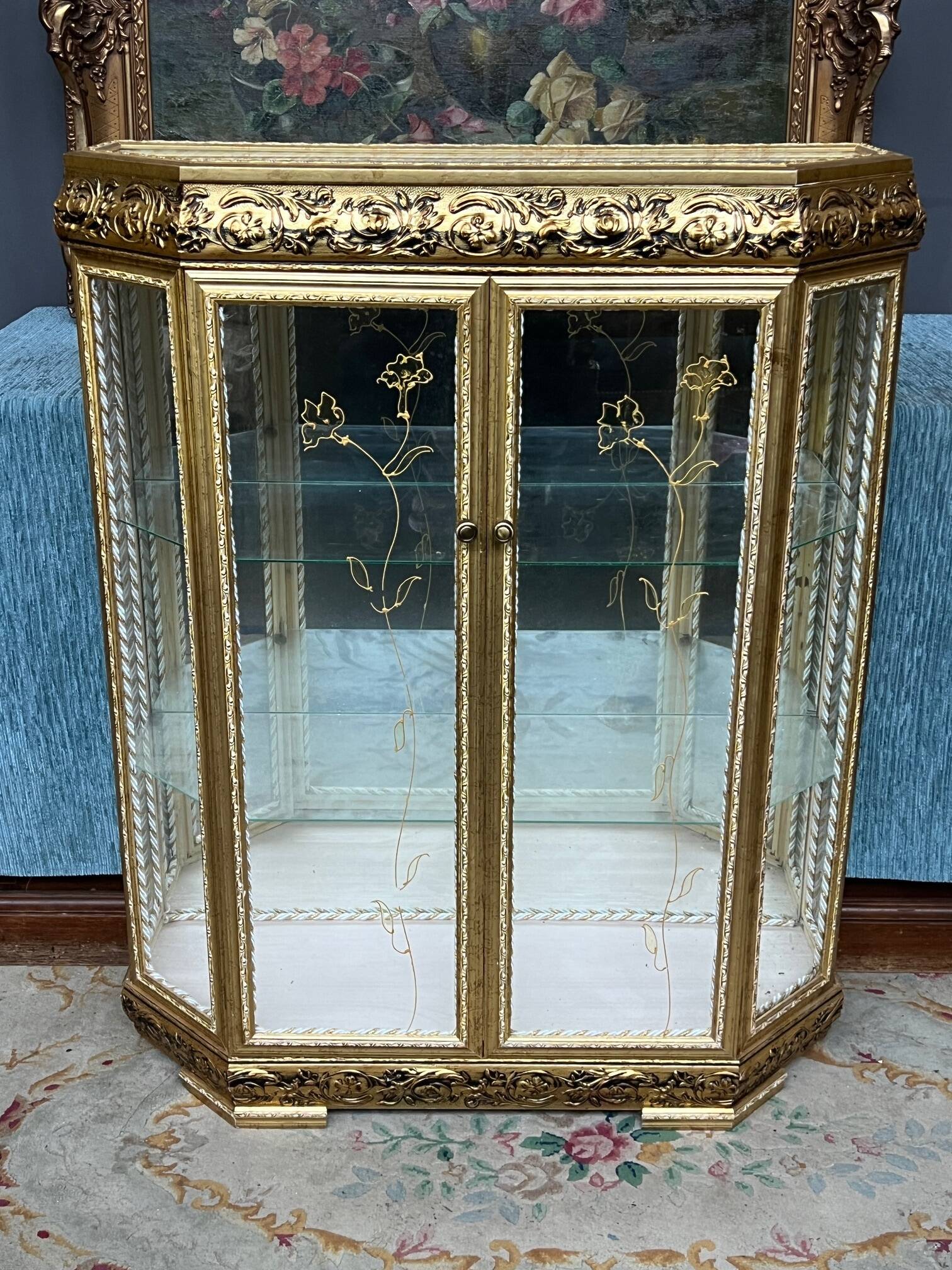Vitrine dorée. Bois, dorure, verre, miroir.