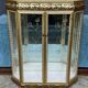 Vitrine dorée. Bois, dorure, verre, miroir.