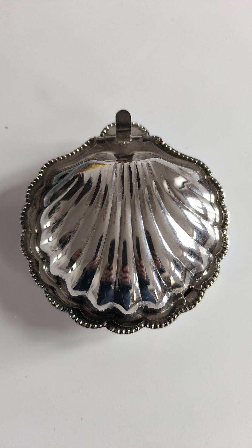 Shell-shaped butter dish in silver-plated metal from the 50s
