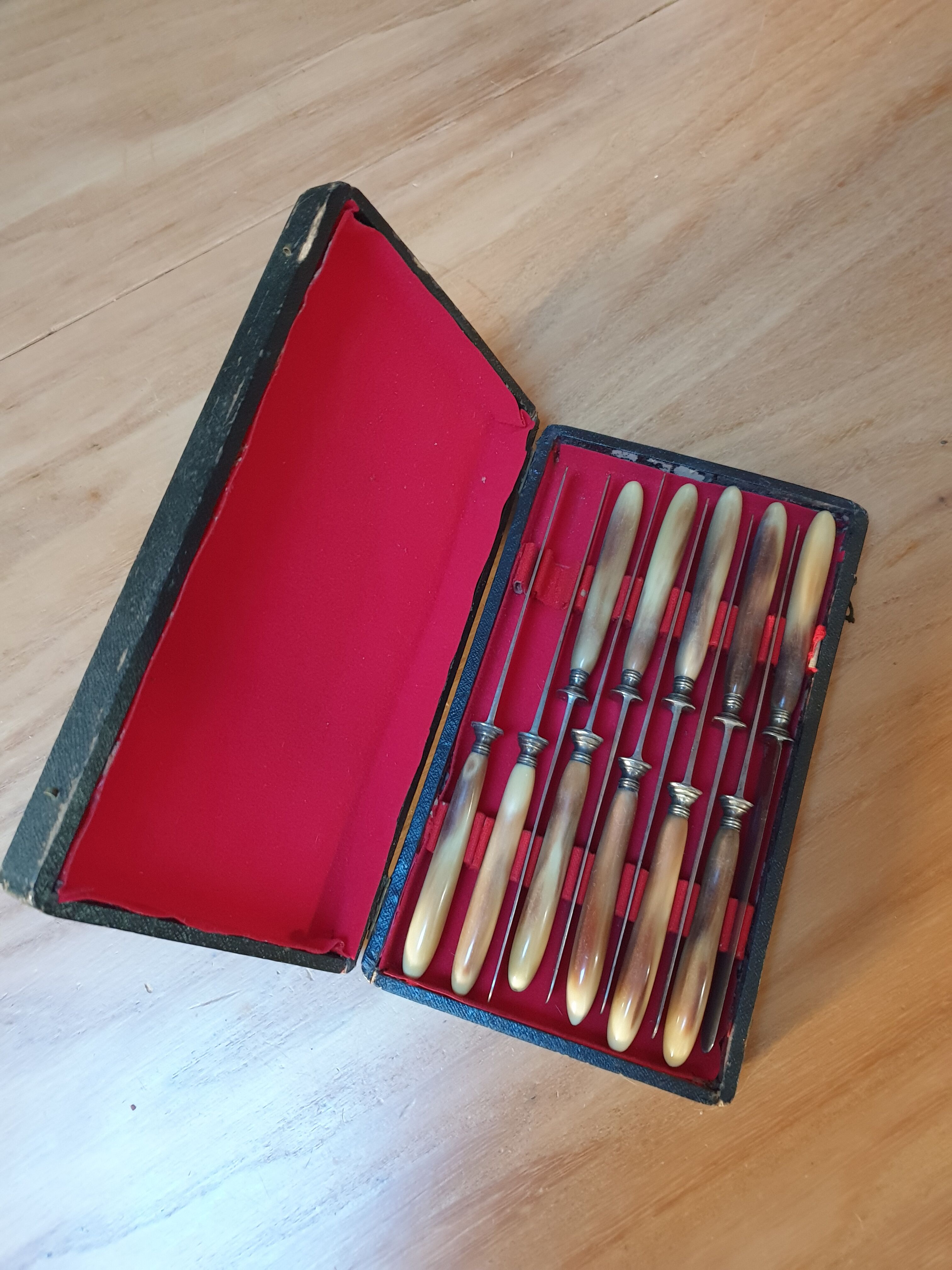 Set of 22 horn handle knives