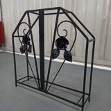 Pink-decorated iron umbrella door.