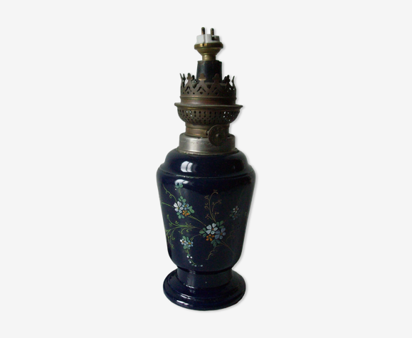 Ancien pied de lampe à pétrole électrifié en céramique bleue décor floral