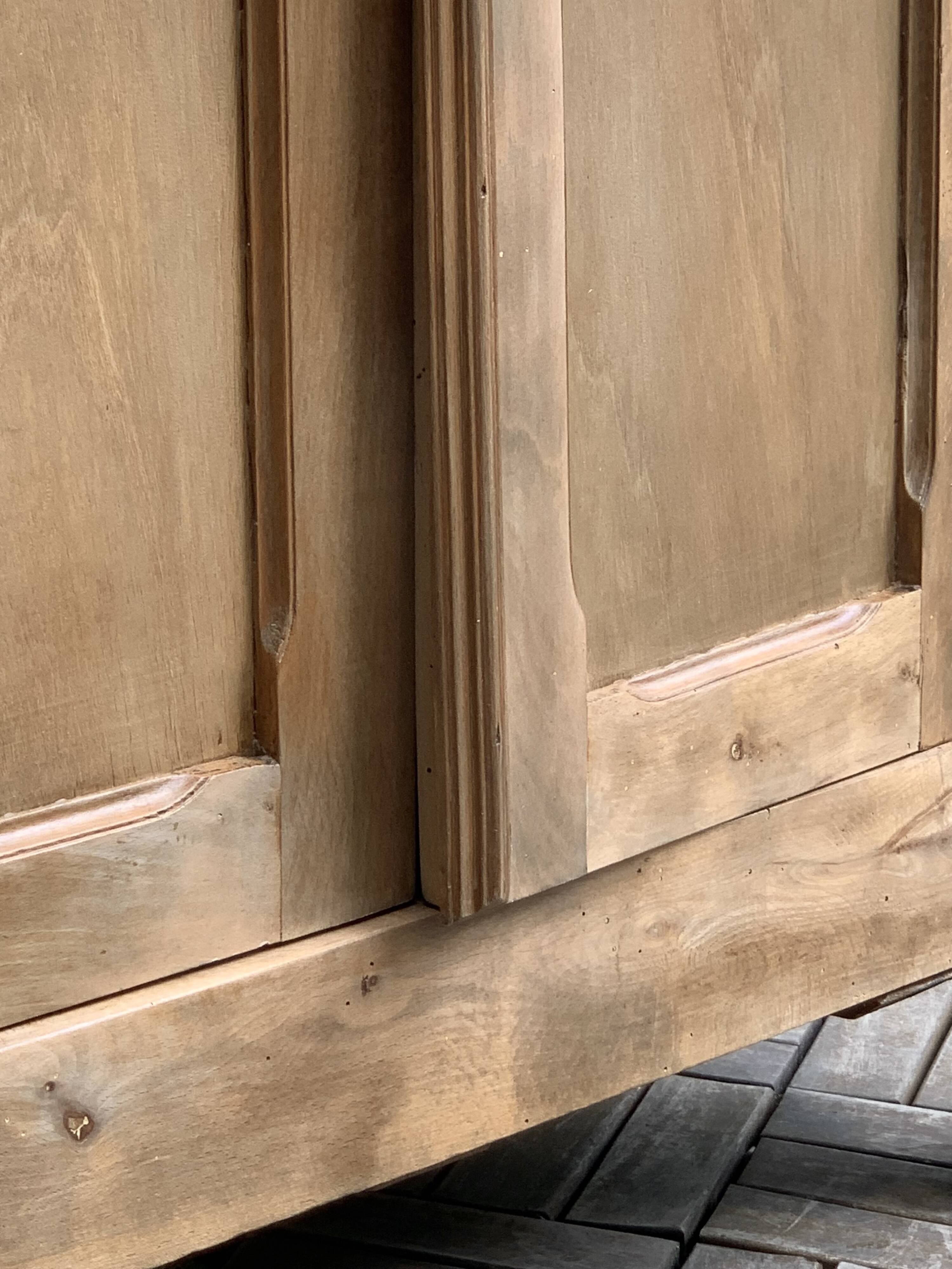 Armoire parisienne vitrée en bois brut, 1940