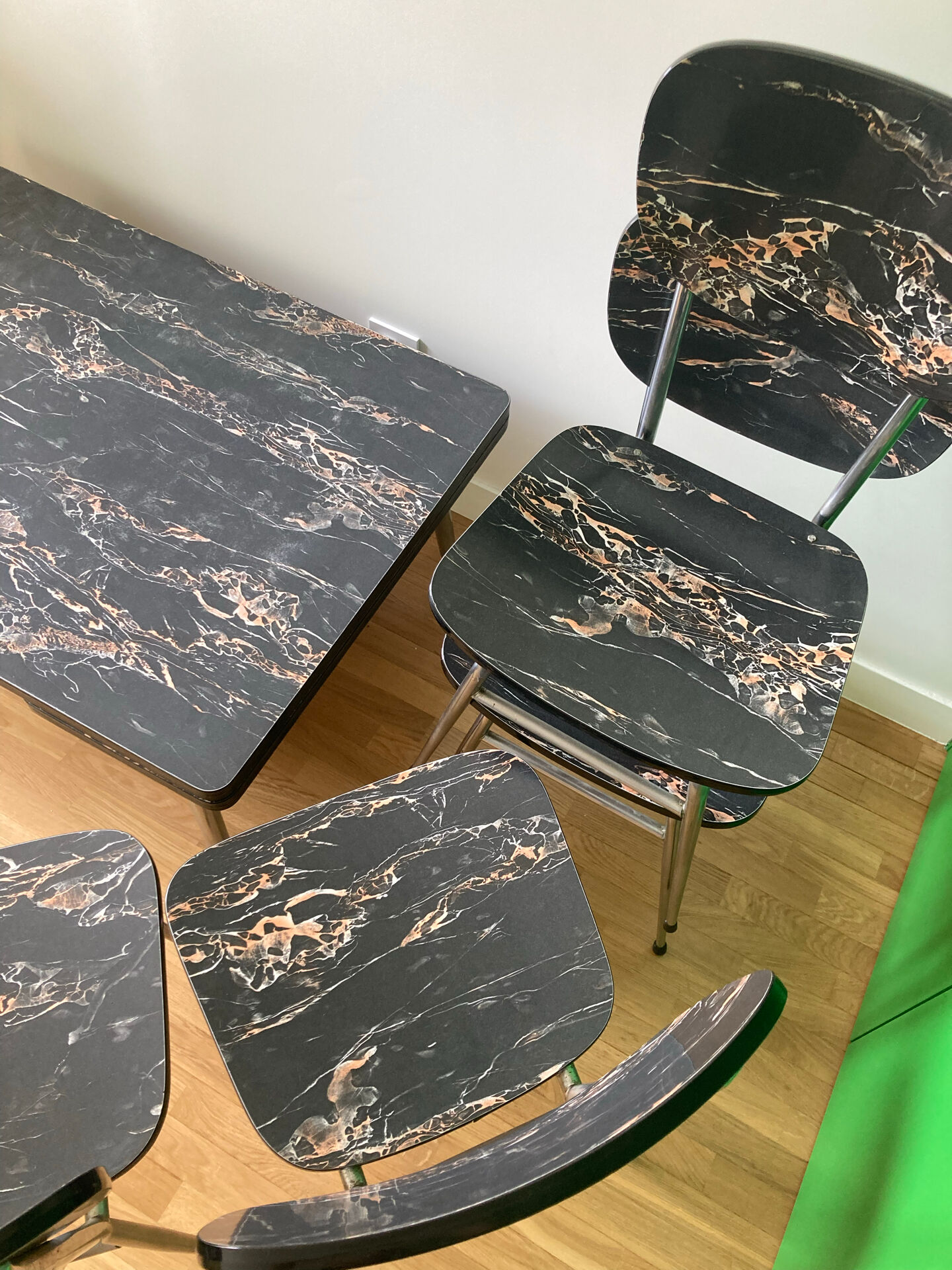4 chairs and marble effect Formica coffee table