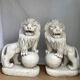 Paire de lions en marbres blancs