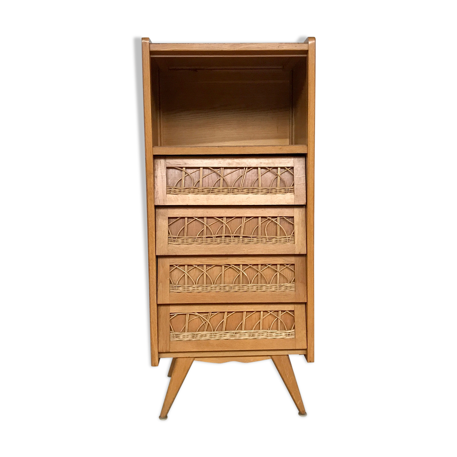 1950-foot compact dresser