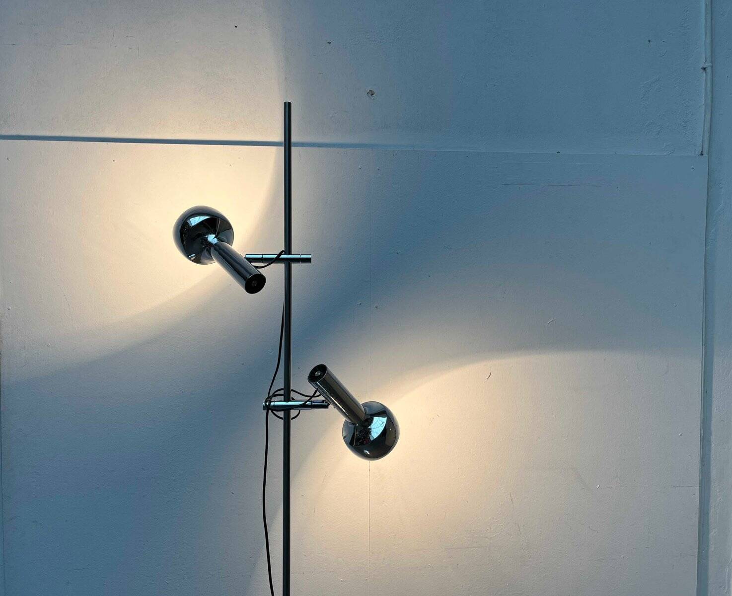 Lampe sur pied minimaliste de l’ère spatiale suisse du milieu du siècle par l'équipe SLZ pour Swisslamps International, années 1960