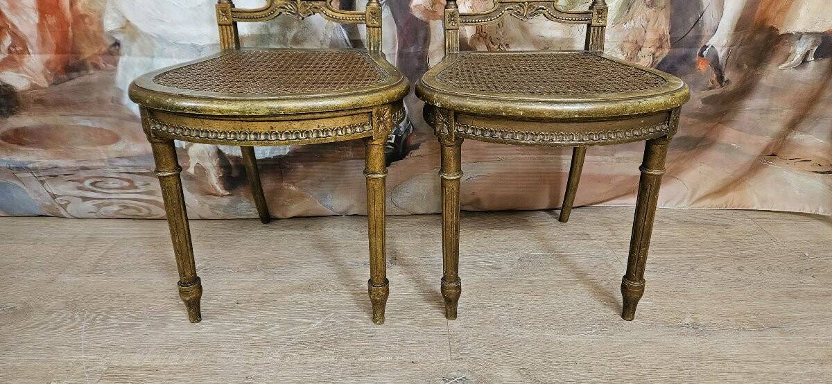 Paire de chaises de musiciens en bois sculpté et doré de style Louis XVI