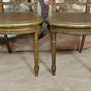 Paire de chaises de musiciens en bois sculpté et doré de style Louis XVI