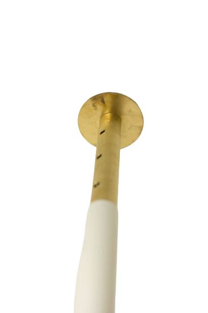 Portemanteau du sol au plafond en métal laqué et laiton. Contemporain.