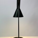 Lampe de table noire conçue par Arne Jacobsen et fabriquée par Louis Poulsen