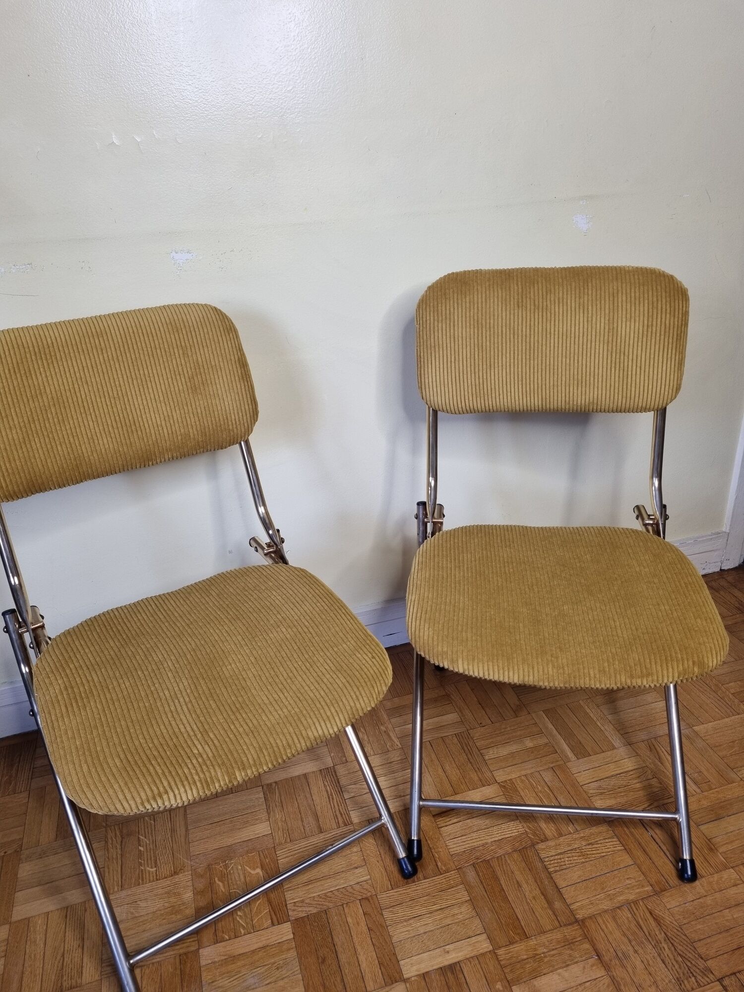 Pair of vintage folding chairs in gilded metal and 70s fabrics, restored