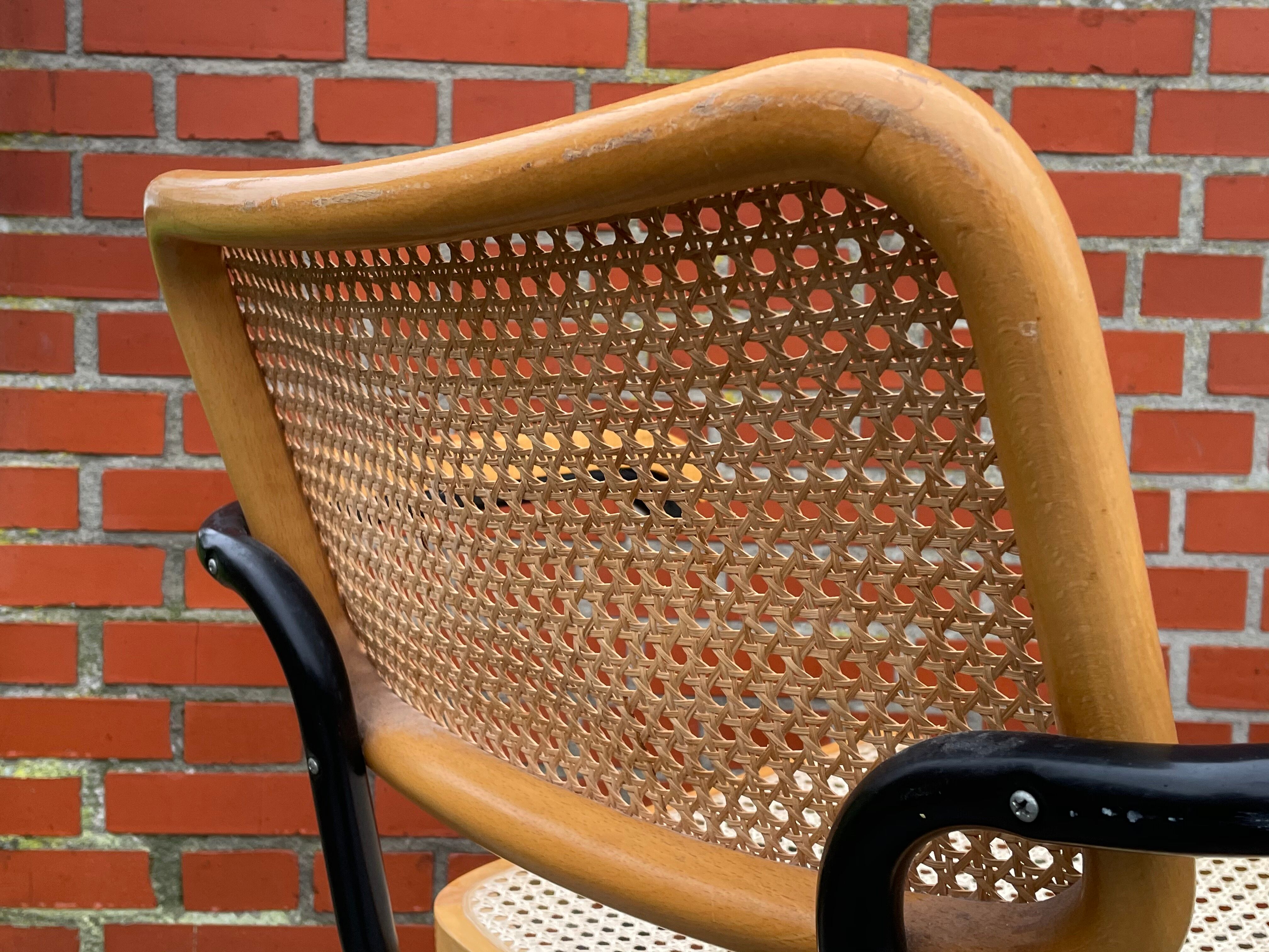 Chaise modèle Cesca conçue par Marcel Breuer avec accoudoirs à structure noire