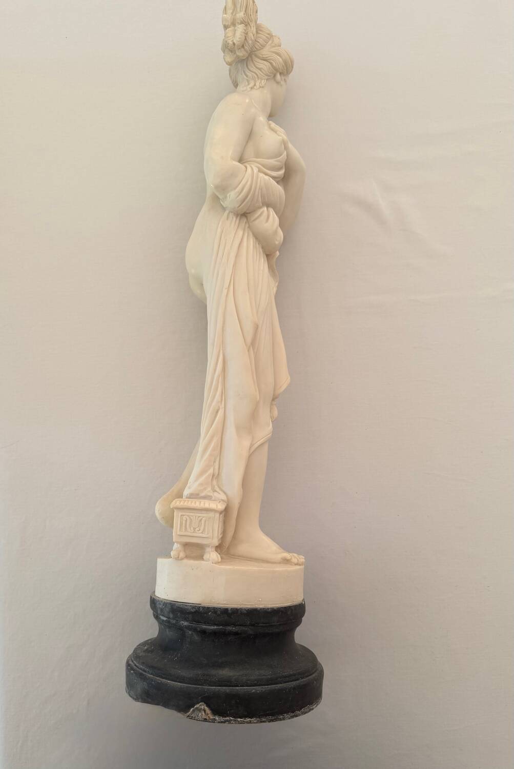 Venus gets out of the bath