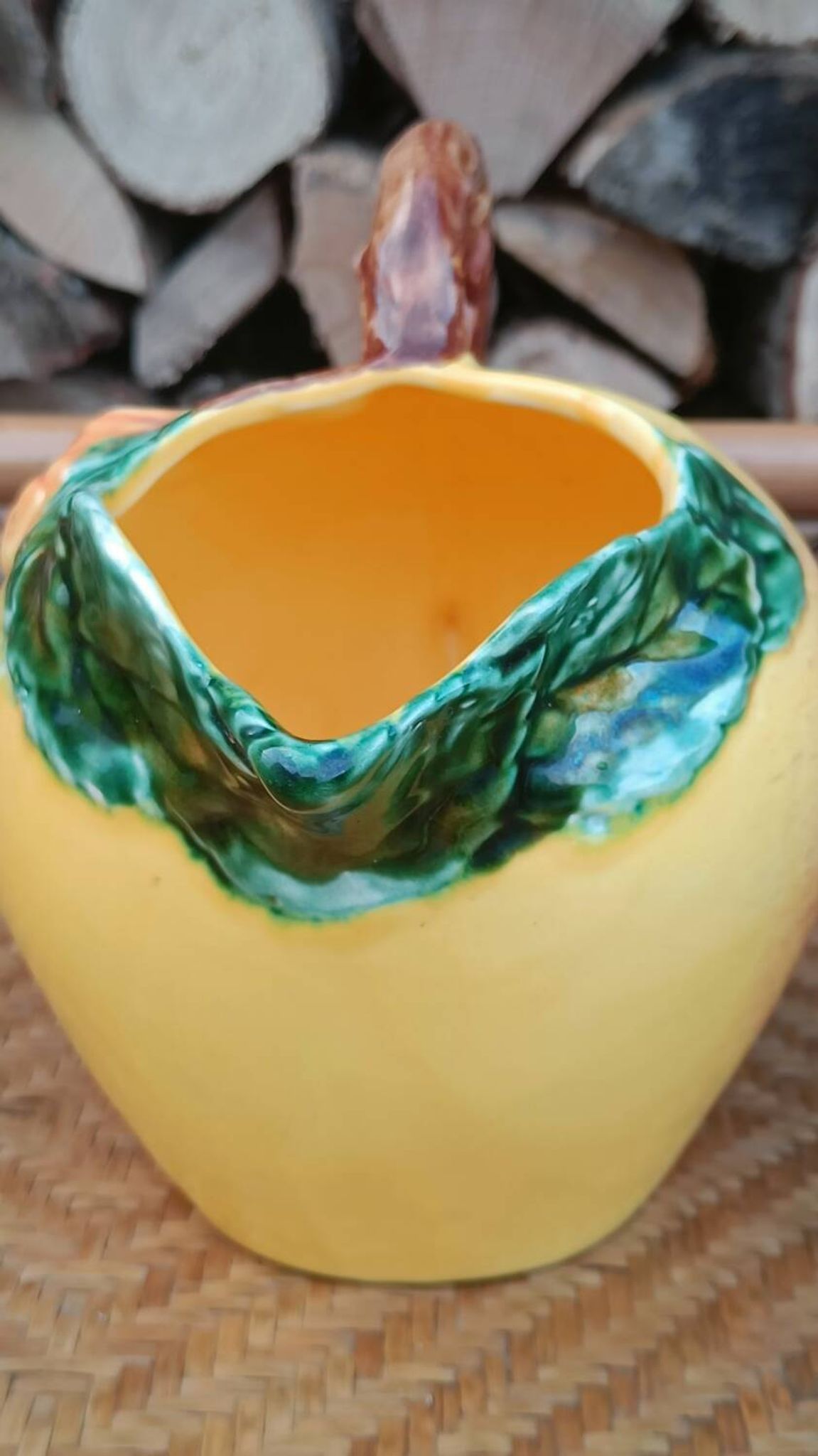 Jug in slipware apple