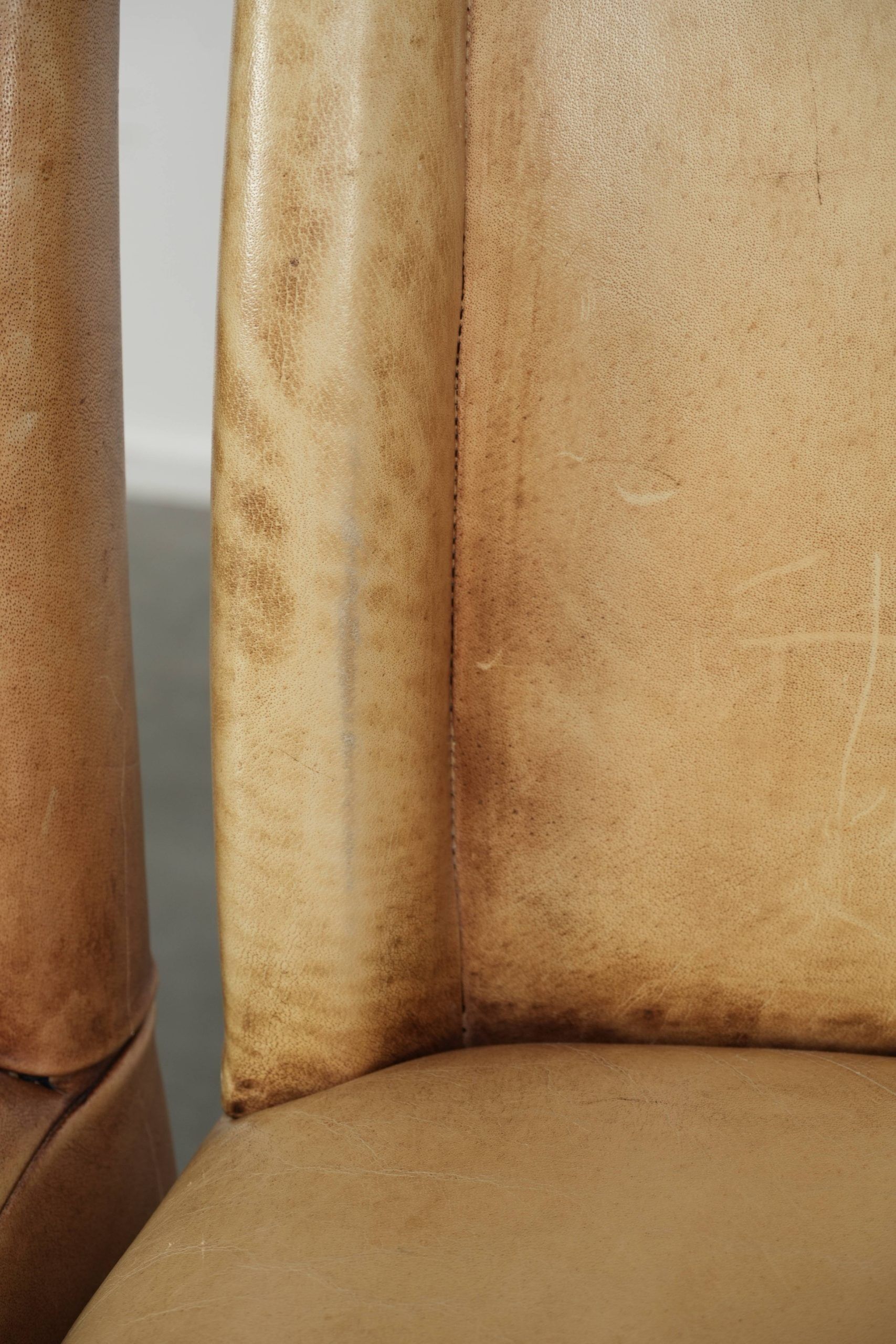 Ensemble de quatre chaises de salle à manger en cuir de vache avec un siège confortable et un dossier haut.