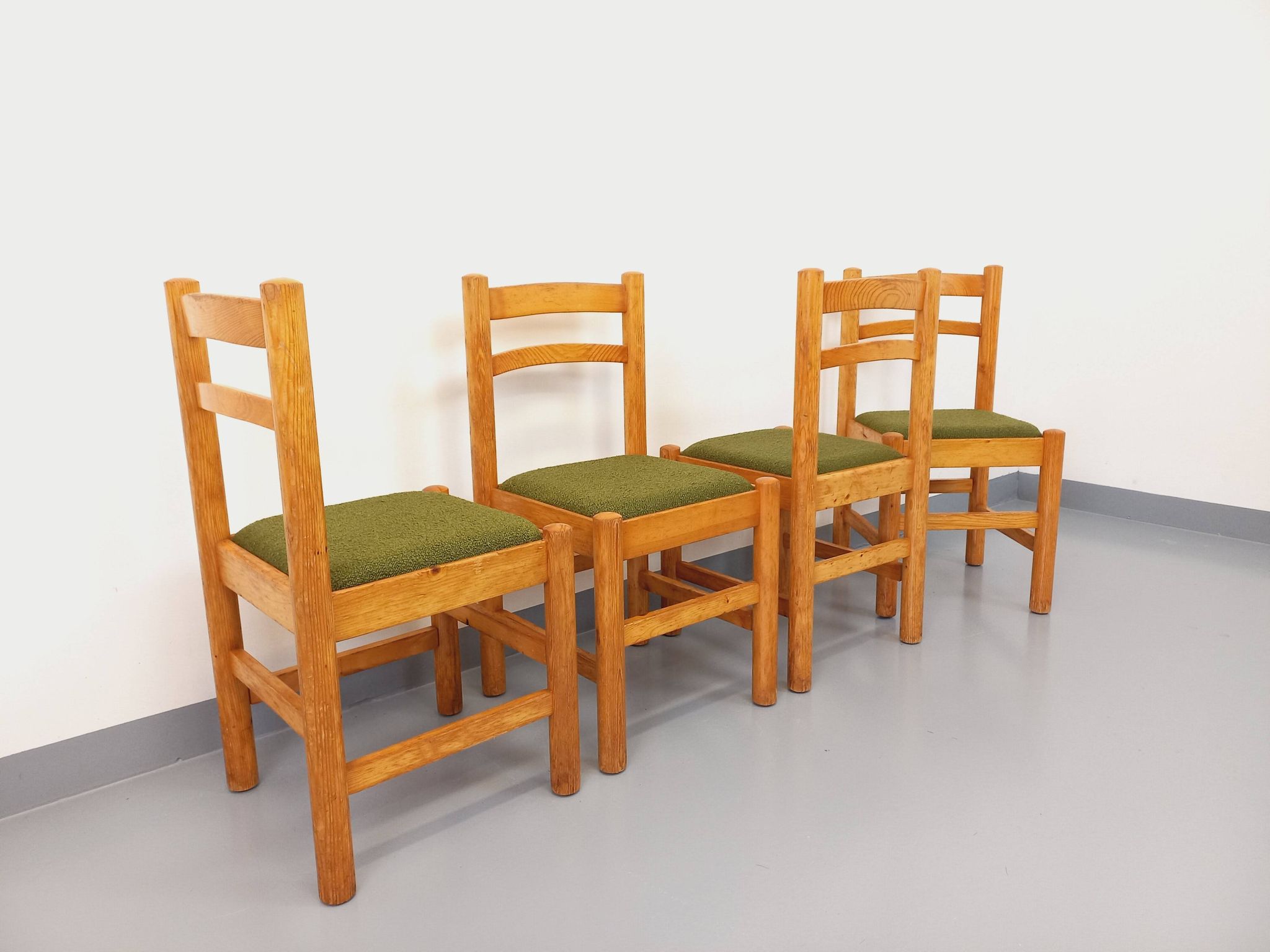 Set of 4 vintage chairs in pine and khaki green bouclette fabric from the 70s