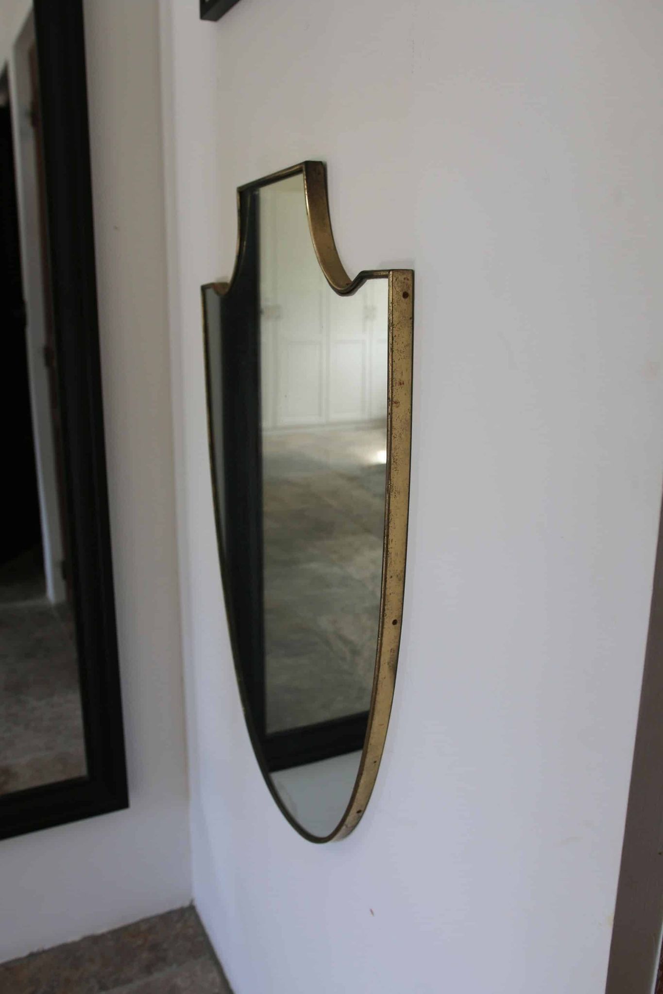 Miroir écusson Mid-Century en laiton, Italie 1950-60