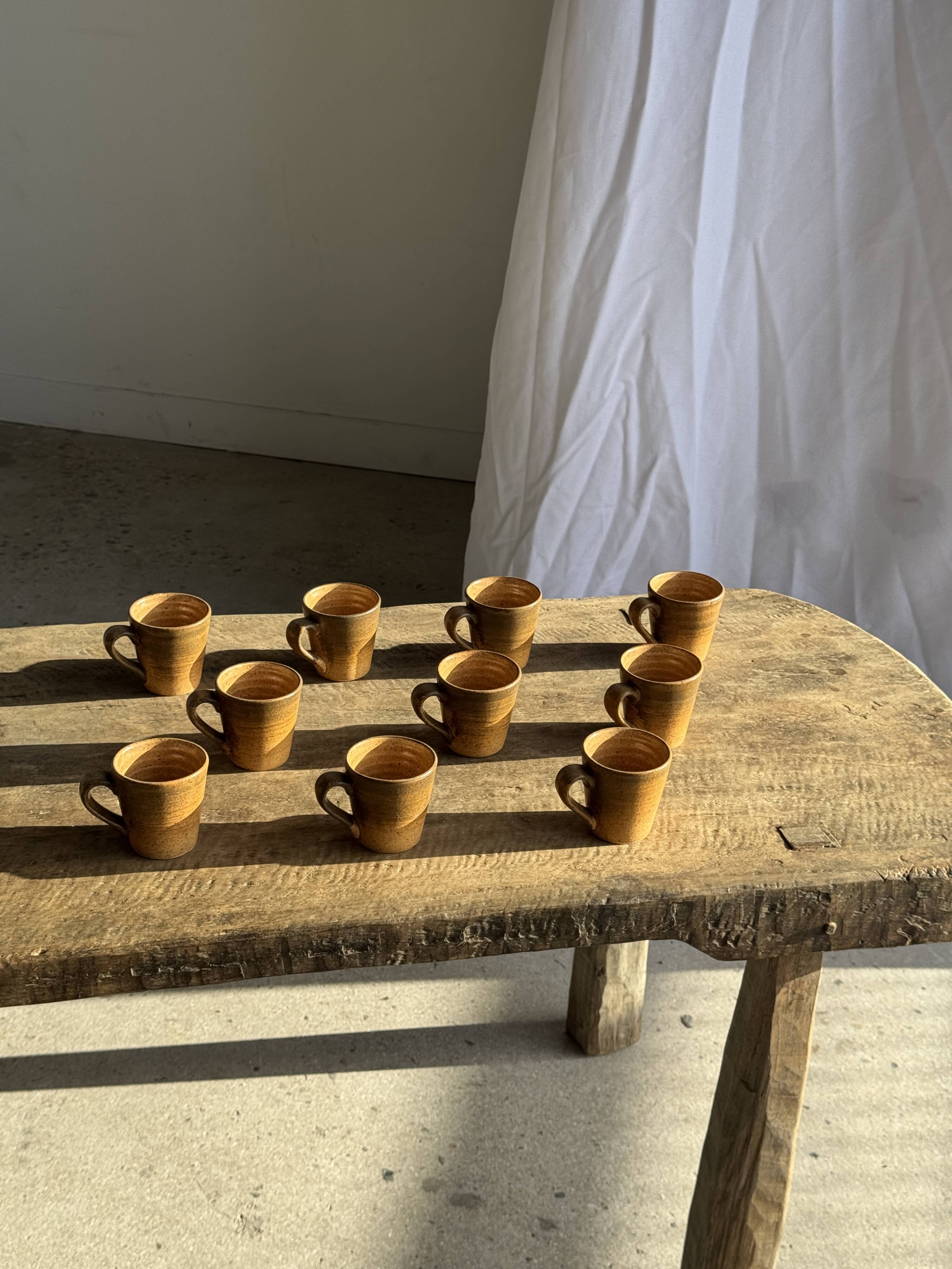 Set of 10 cups and 7 saucers ochre stoneware H7
