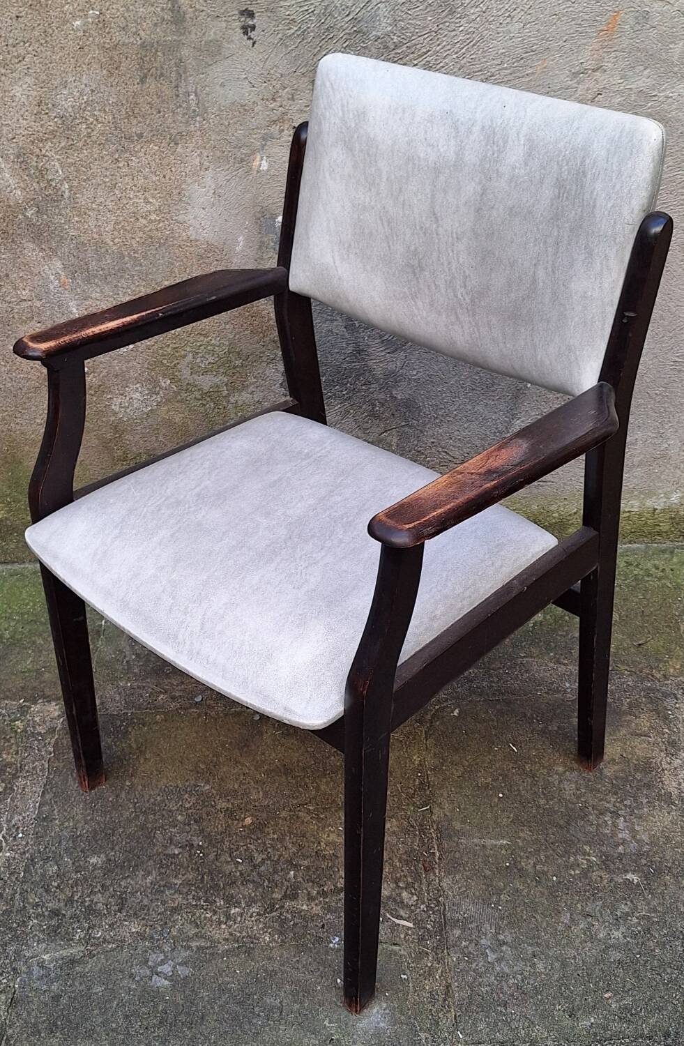 Fauteuil en bois et skaï