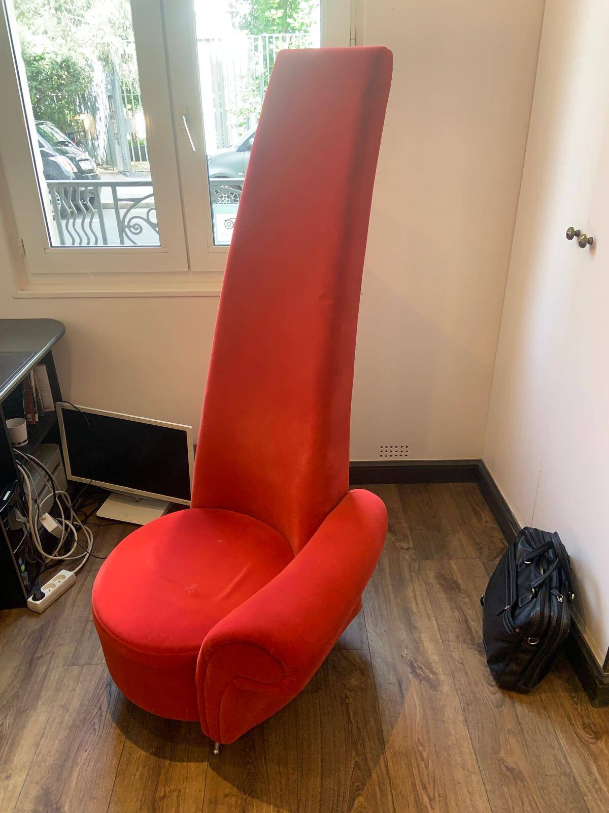 Fauteuil velours rouge asymétrique