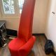 Fauteuil velours rouge asymétrique