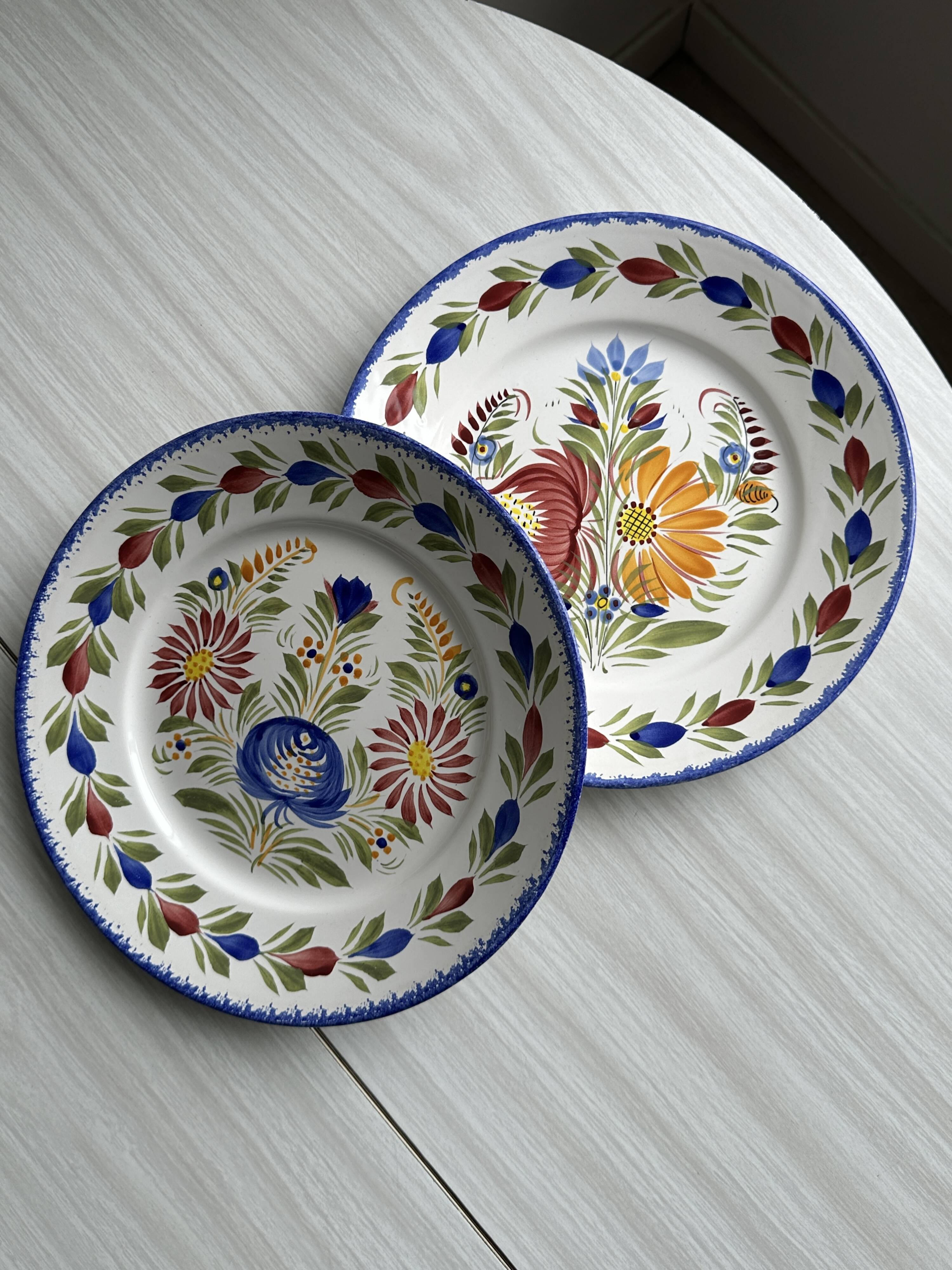 2 decorative plates in Quimper earthenware, signed HB Henriot.