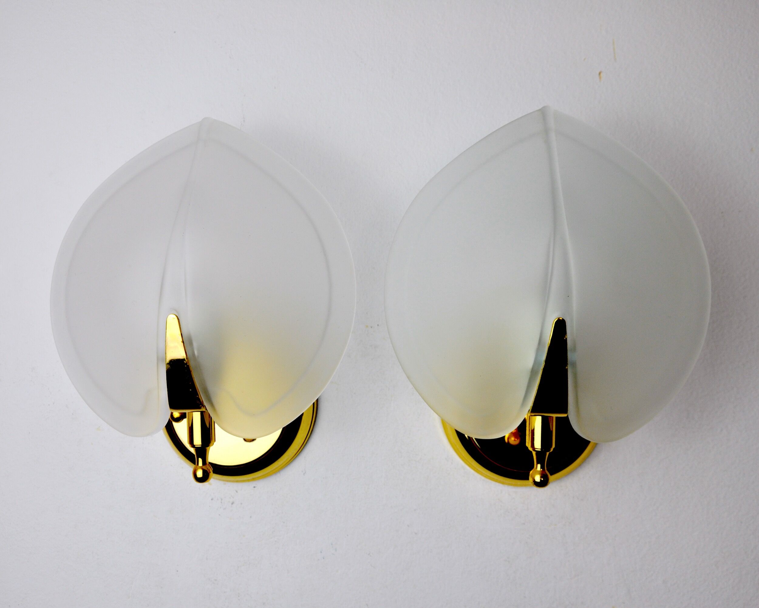 Pair of wall lamps "sheet" in opaque glass, murano, Italy 1980