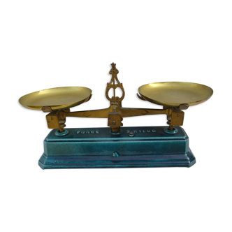 old enameled kitchen with its weight scale