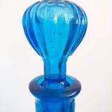 Grande carafe en verre bleu